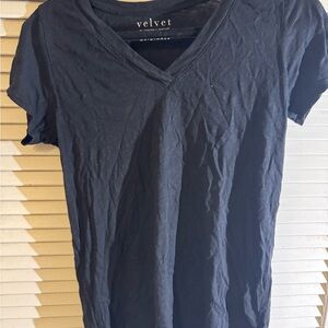 Velvet by Graham & Spencer Black Short Sleeve V-Neck Tee